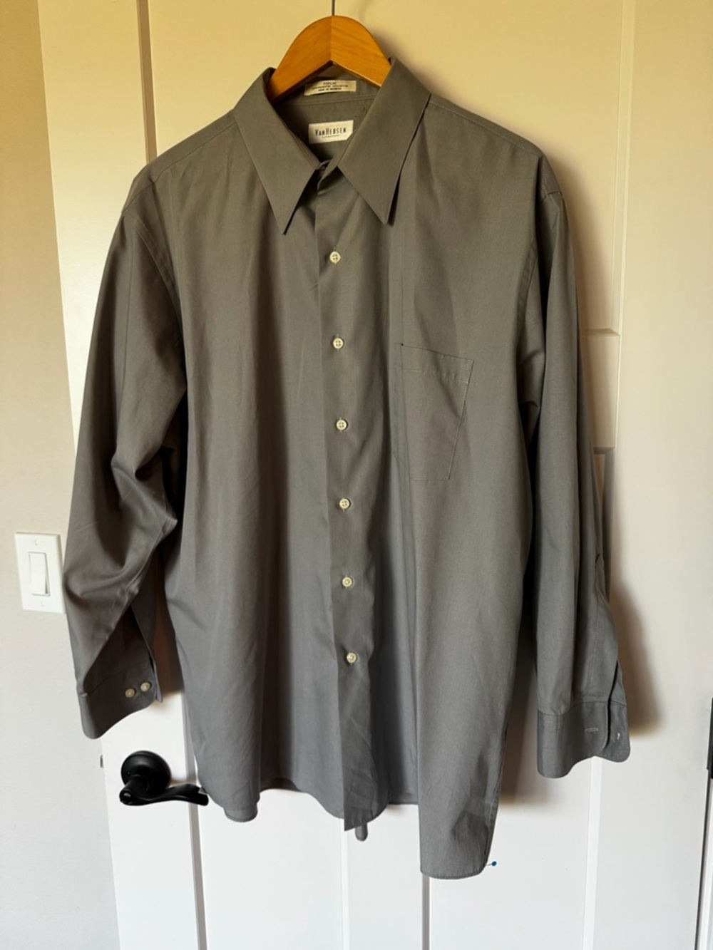 Van Heusen Men's Light Gray Casual Button-Down Shirt with Classic Collar